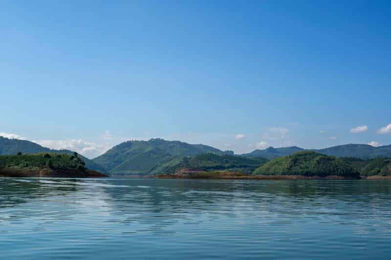 Quang cảnh "cực thích" trên mặt hồ Tà Đùng
