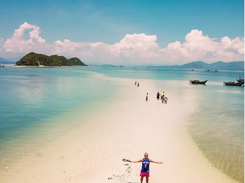 Con đường đi bộ giữa biển