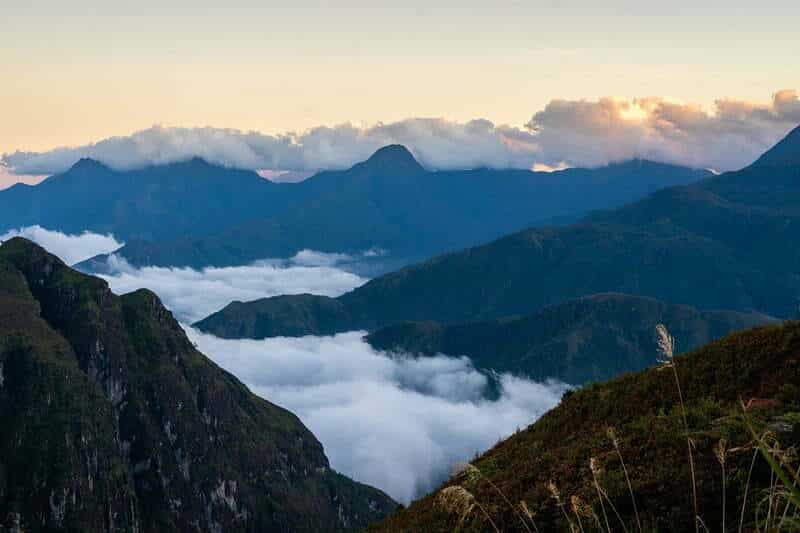 Những dãy núi cao ẩn hiện trong sương lớp sương mù, tạo nên không gian huyền ảo