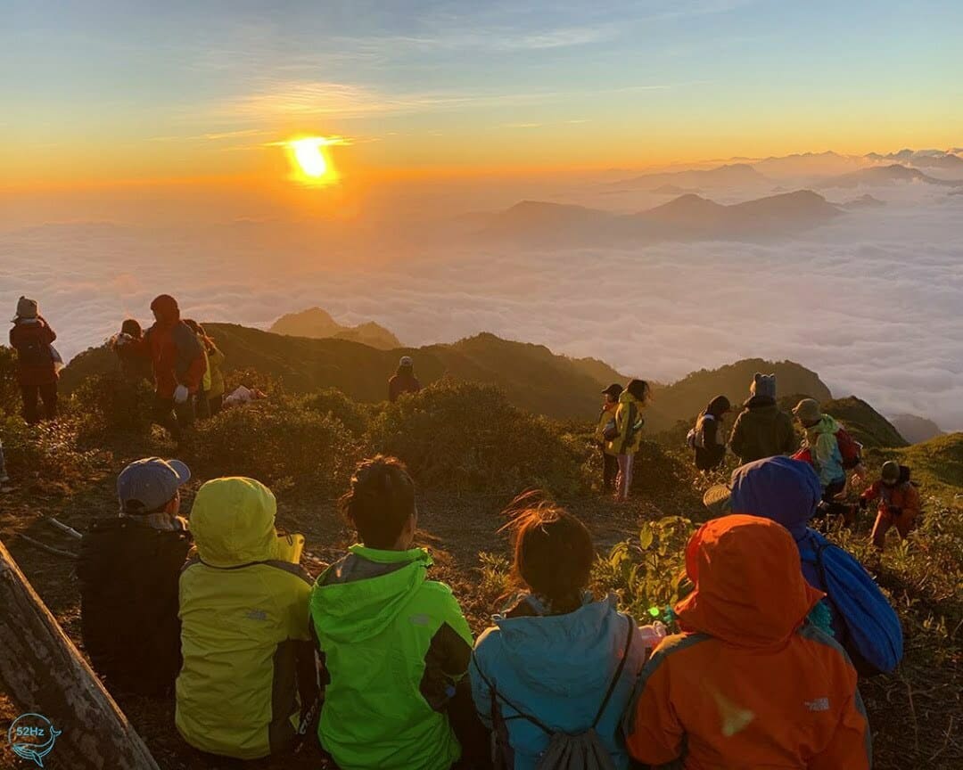 Săn mây, ngắm bình minh trên đỉnh Lảo Thẩn là một nét đặc trưng tạo nên “thương hiệu” dành cho vùng đất Tây Bắc này.