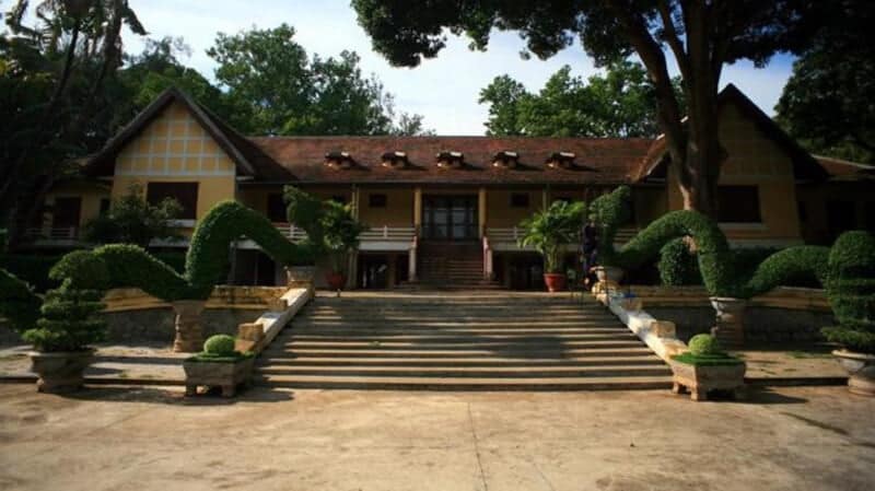 Biệt điện hồ Lắk nằm trên một ngọn đồi cao 422 m so với mực nước biển, cách trung tâm TP Buôn Mê Thuột hơn 40 km