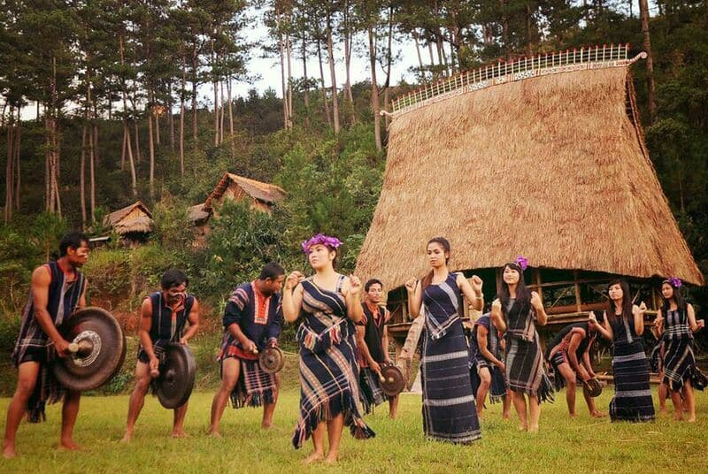 Nằm tựa bên hồ Lắk trong xanh thơ mộng, buôn Jun như mang một nét đẹp yên bình giữa không gian thiên nhiên nguyên sơ hiền hòa