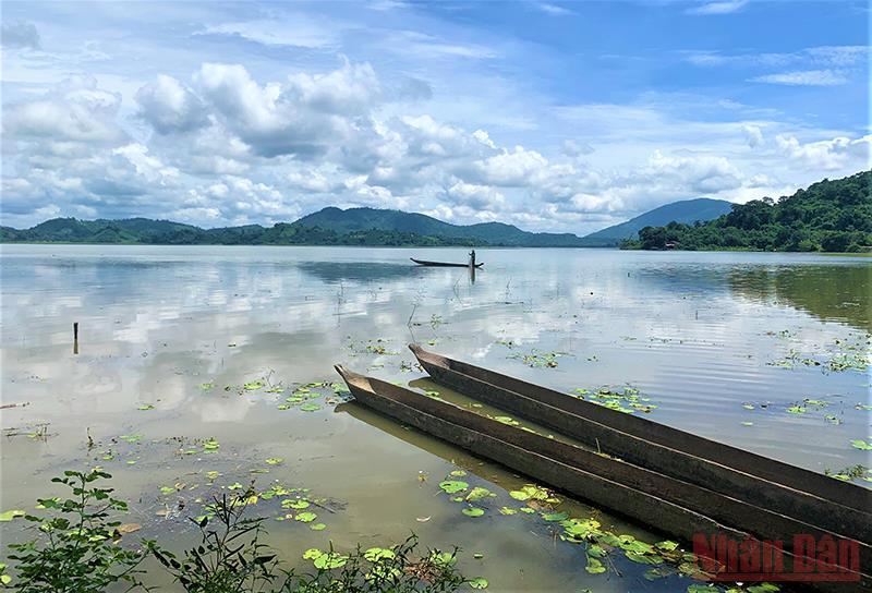 Du thuyền độc mộc là lựa chọn lý tưởng để du khách có thể khám phá những thảm thực vật phong phú ven hồ.