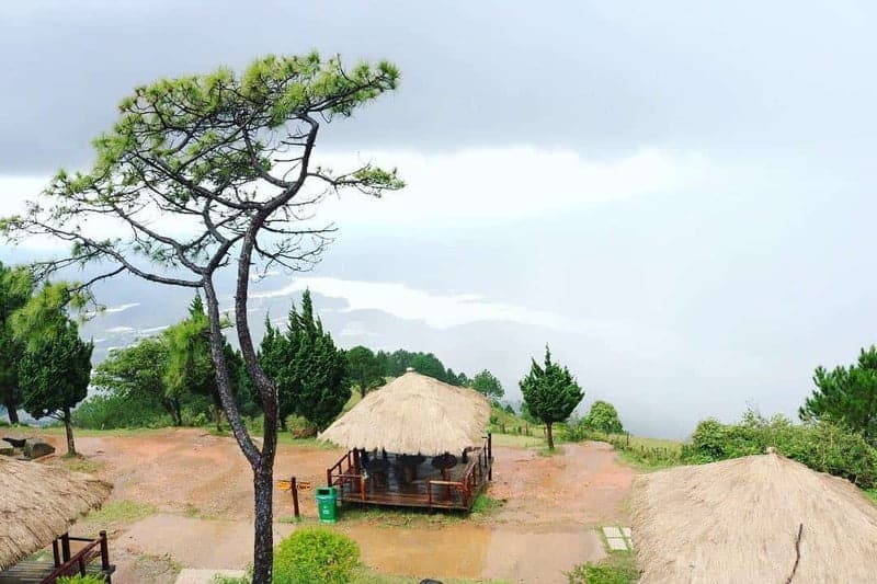 Với góc nhìn từ trên cao, bạn như được chạm vô những tầng mây nhẹ nhàng trắng xóa tại Langbiang