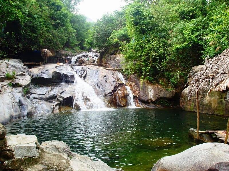 Mặt nước trong xanh, mát lành giữa thiên nhiên tươi mát. Khiến cho tâm hồn ta cũng trở nên bình yên phần nào
