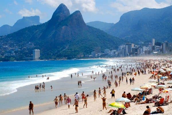 Tắm biển và tham gia những hoạt động thú vị trên biển