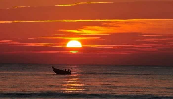 Ngắm hoàng hôn trên biển Xuân Thiều