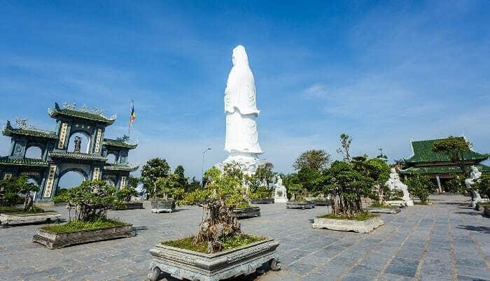 Kinh Nghiệm Khám Phá Chùa Linh Ứng - Vẻ Đẹp Phật Giáo Giữa Lòng Thiên Nhiên