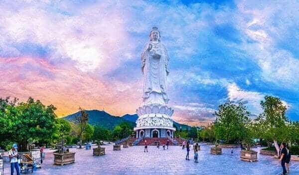 Cầu bình an, may mắn tại chùa Linh Ứng