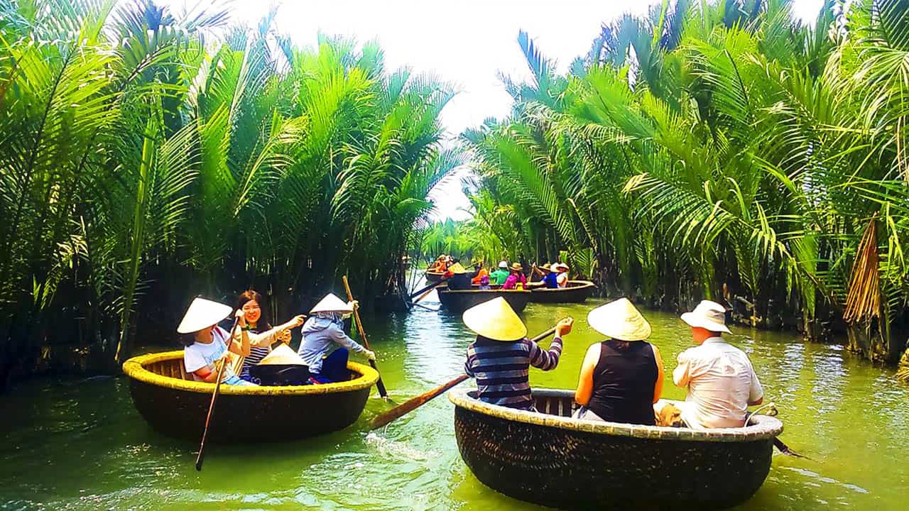 Ngắm nhìn hàng dừa bằng chiếc thuyền thúng
