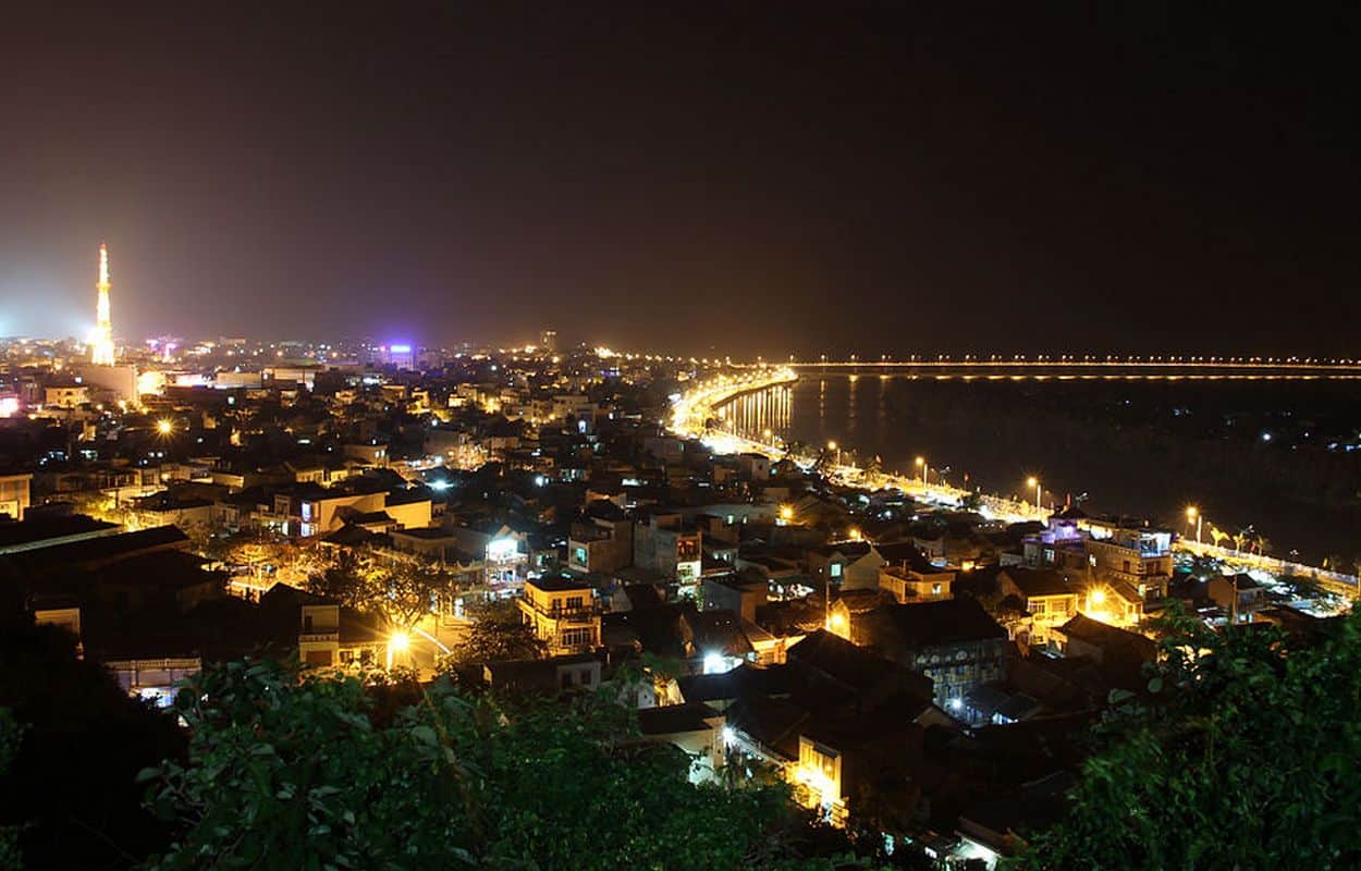 Bãi biển Tuy Hòa lung linh khi về đêm
