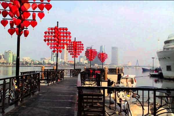 Cột đèn lồng hình trái tim - biểu tượng của tình yêu