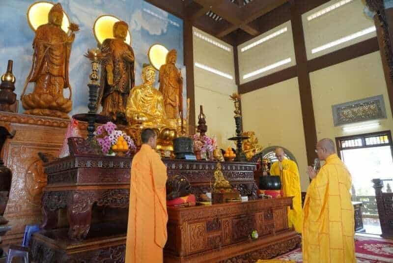 Các sư thầy thực hiện nghi lễ cúng viếng