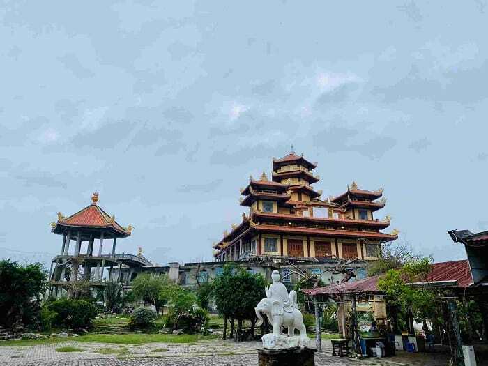 Vãn cảnh khuôn viên chùa rộng rãi
