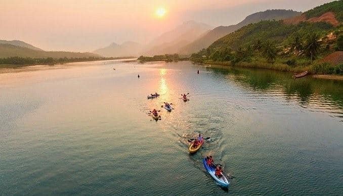 Chèo thuyền kayak trên hồ