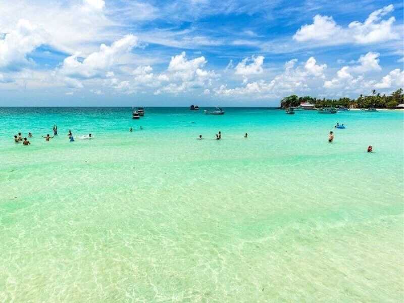 Biển ở đây rất êm dịu nên du khách không cần quá lo lắng