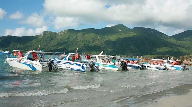 Du khách có thể sử dụng tàu, thuyền, cano để di chuyển ra đảo
