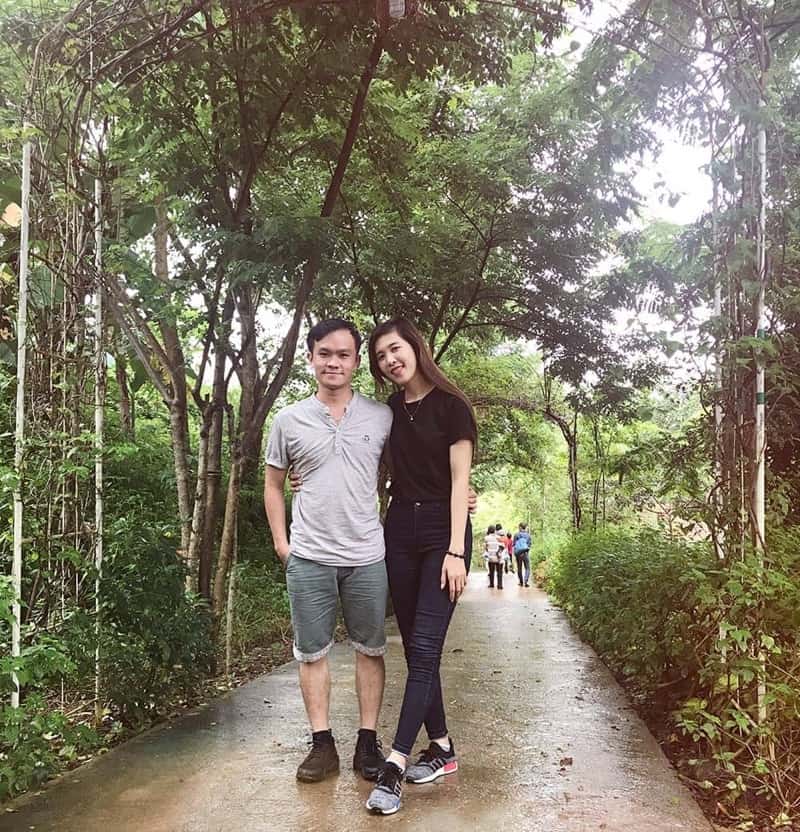 Du khách chụp hình lưu niệm tại Phước Sơn