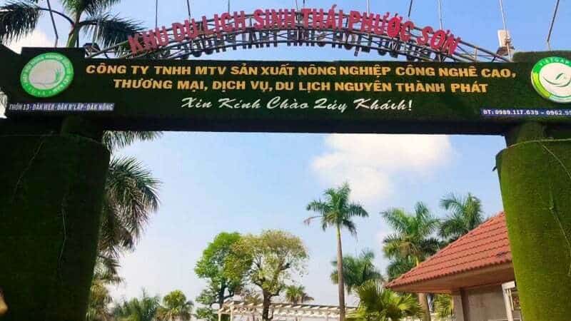 Cổng chào của khu du lịch Phước Sơn