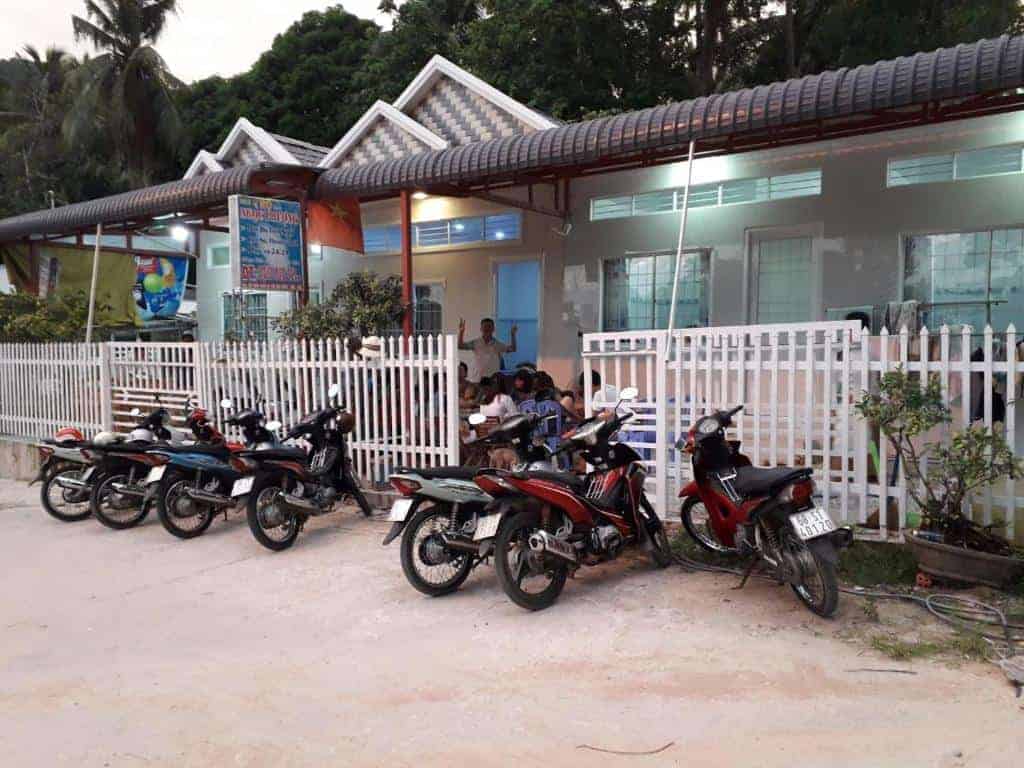 Di chuyển trên đảo hòn sơn