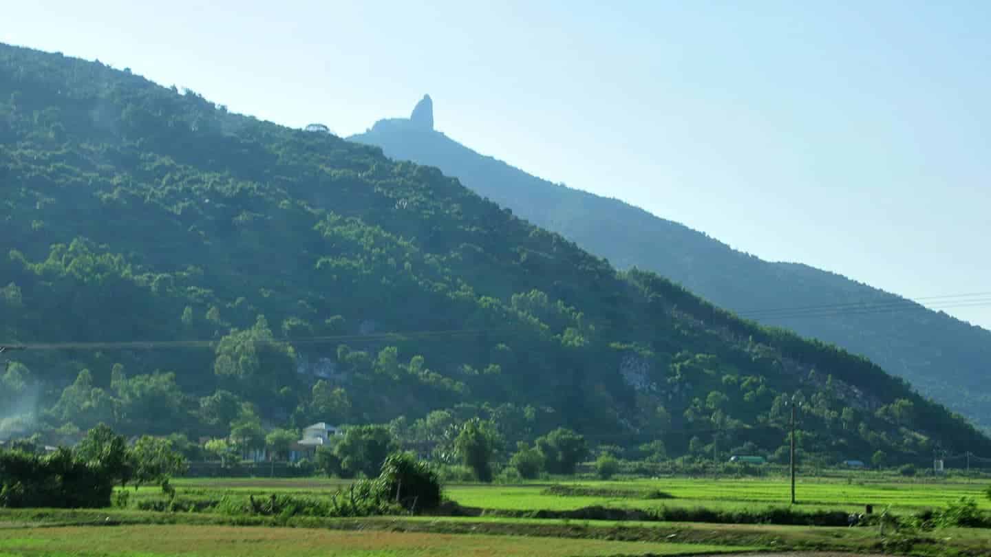 Núi đá bia cao bao nhiêu mét?