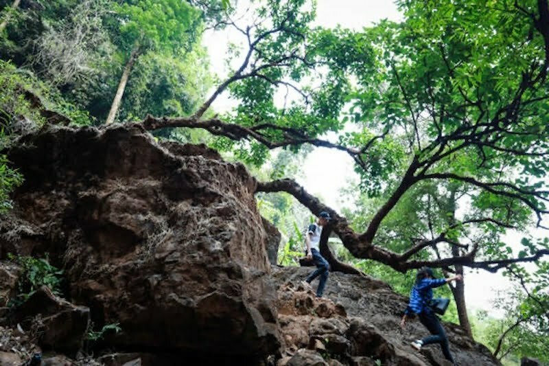 Du khách sẽ cần mang giày độ có bám dính tốt khi di chuyển đến thác