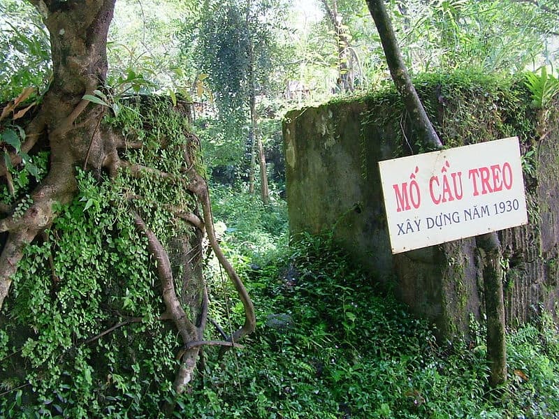 Mố Cầu Treo - một trong những di tích của thác