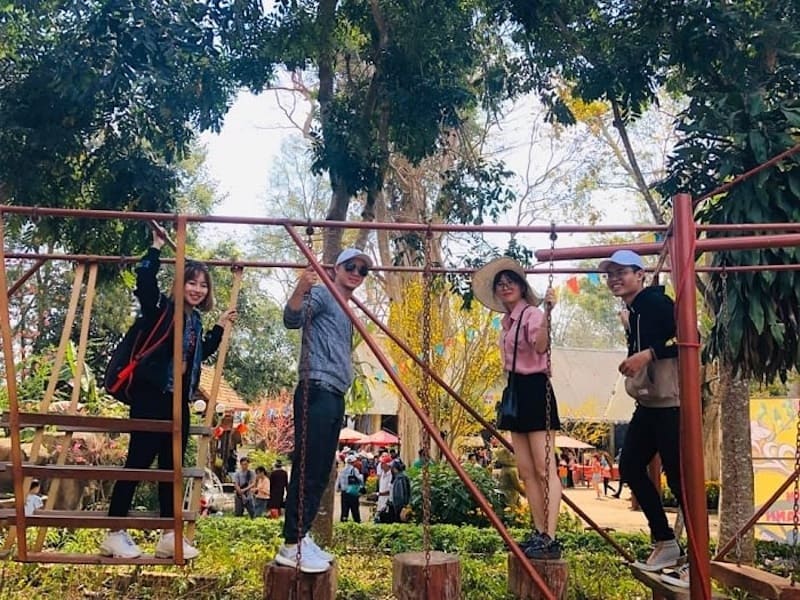 Tại thác có rất nhiều hoạt động vui chơi, giải trí lý tưởng