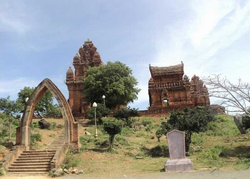 Vẻ đẹp cổ kính của Tháp Nhạn