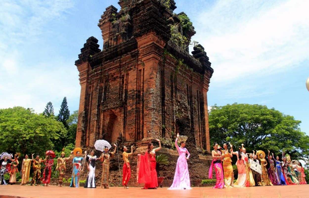 Hoạt động lễ hội sinh động tại tháp Nhạn Phú Yên