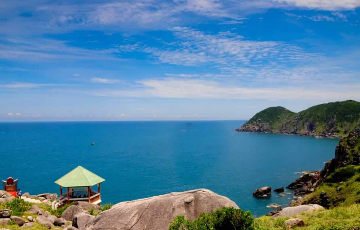 Khung cảnh đồi núi kết hợp với biển cả mênh mông khiến du khách choáng ngợp