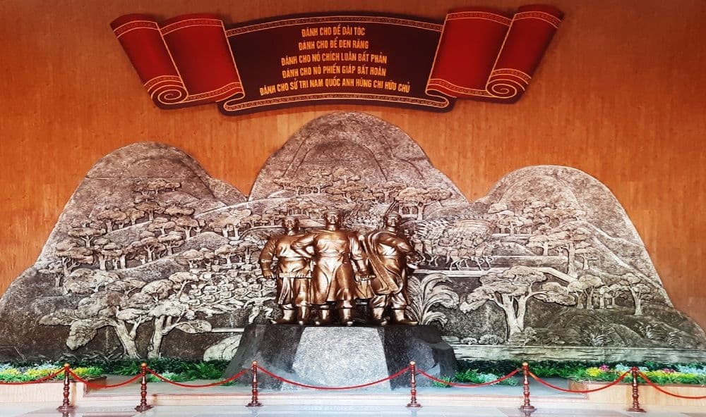 Khu trưng bày lưu trữ rất nhiều hiện vật tại bảo tàng Quang Trung 