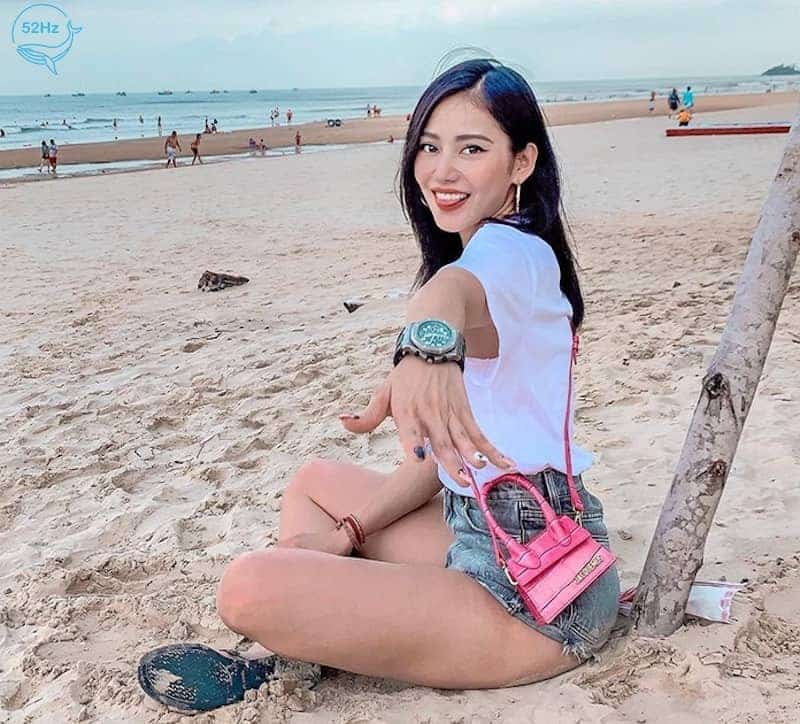 Du khách nghỉ chân và check-in tại biển gần sài gòn