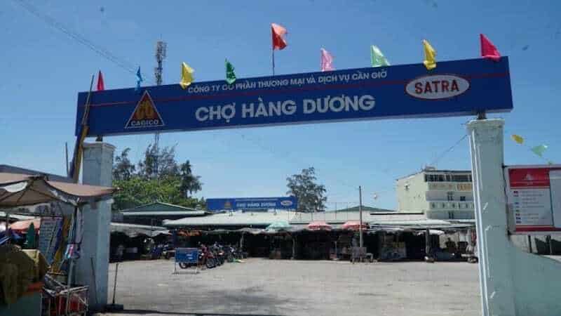 Cổng vào của chợ Hàng Dương