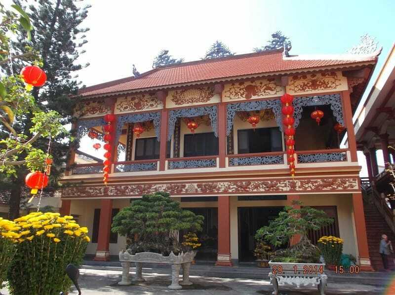 Ngôi nhà mái đỏ cong vút tại Thượng điện như đình đài lầu các xa xưa