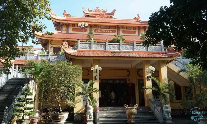 Sân chùa đặt các chậu cây cảnh và cây hoa