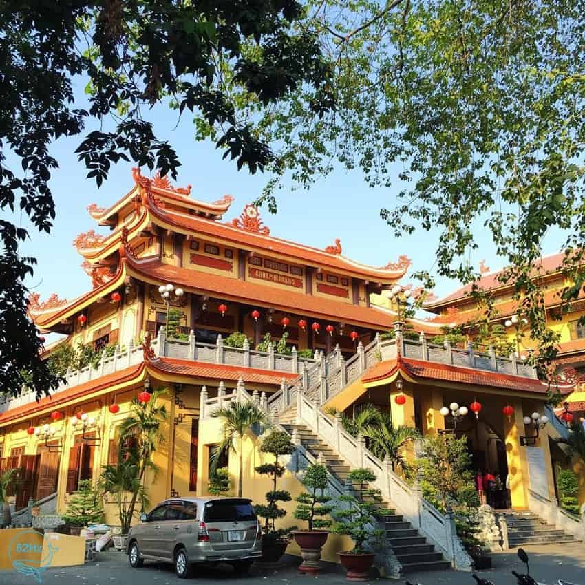 Mái chùa uốn cong, được tạo hình rồng phượng giống như đa số các chùa hệ phái Bắc tông