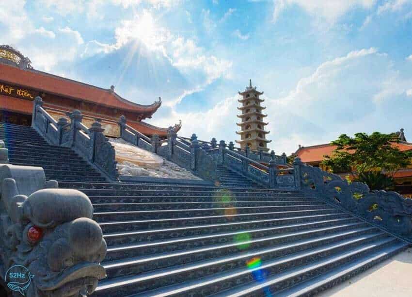 Cầu thang dẫn đến Phật Điện