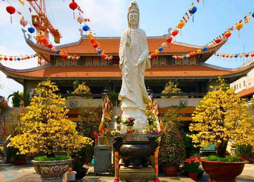 Tượng Phật Quan Thế Âm Bồ Tát đặt tại trung tâm sân chùa