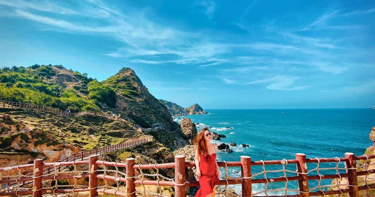 Con đường bộ xinh xắn sát biển bạn nhất định phải đi dạo và check in
