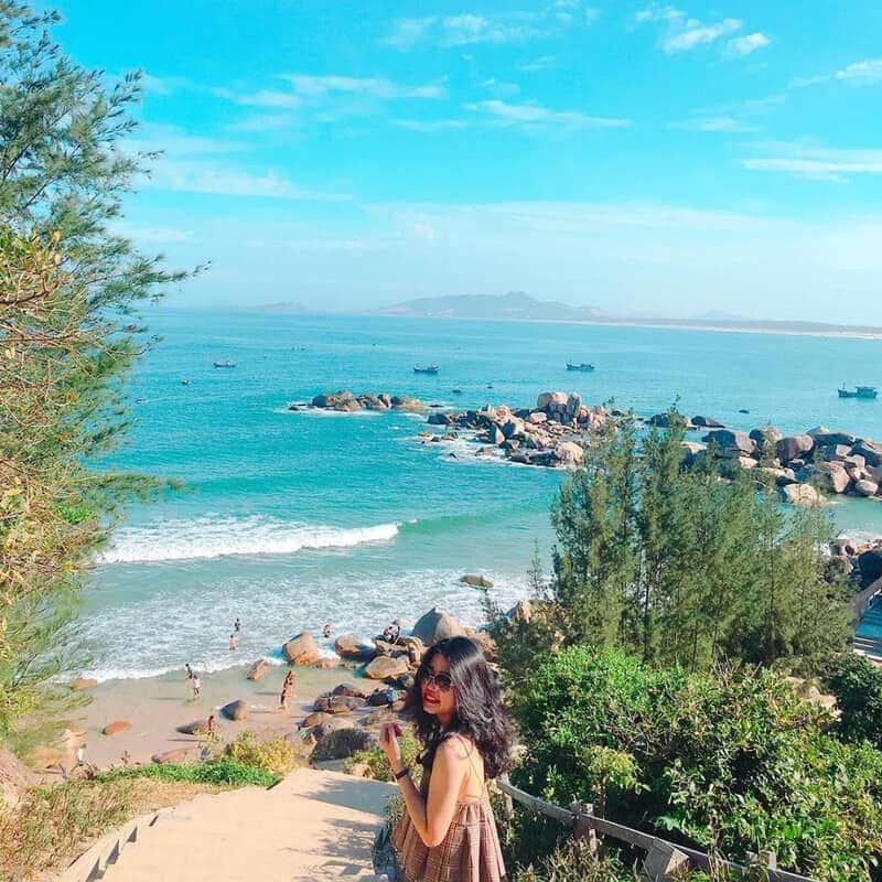Nước biển xanh ngắt, trong veo như tấm gương của biển Trung Lương
