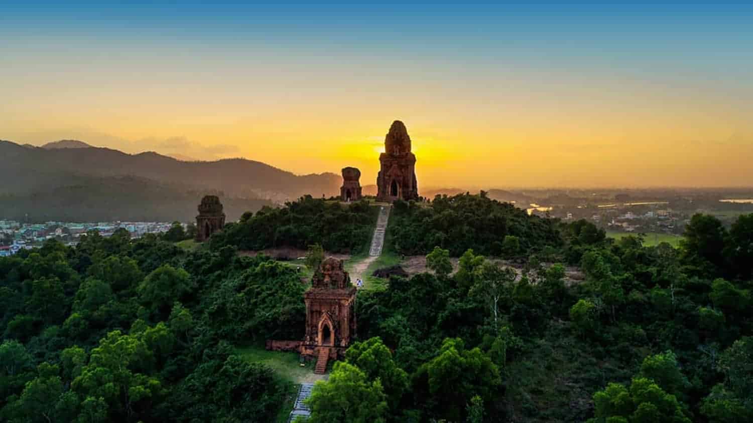 Vẻ đẹp văn hóa của Tháp Bánh Ít