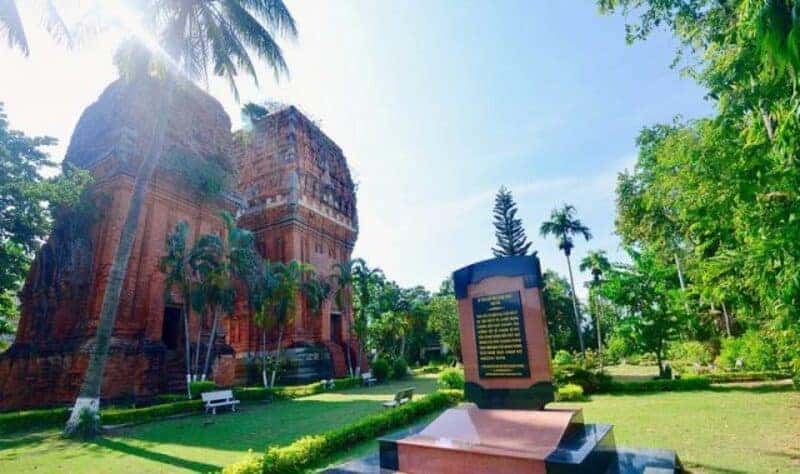 Với sự kết hợp hoàn hảo của hàng cây cùng với thảm cỏ xanh rì, nơi đây trở thành địa điểm du lịch mà nhiều người muốn đến khám phá