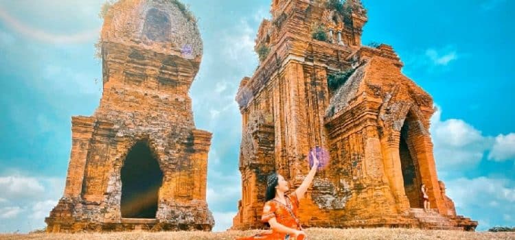 Du khách có thể chụp cho mình những bức ảnh đẹp lưu làm kỷ niệm cho chuyến du lịch đến Tháp Đôi.