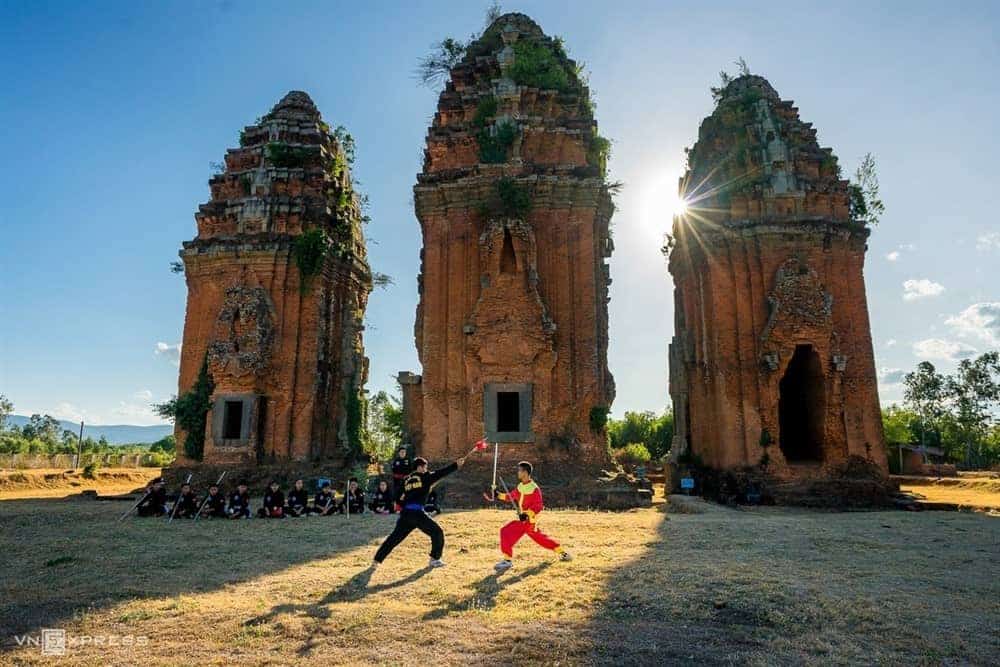 Lưu ý khi đến Tháp Dương Long