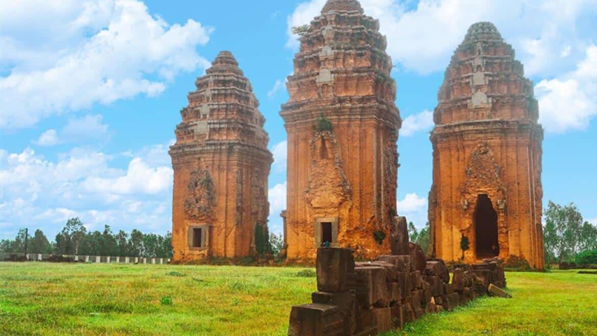 Tháp Dương Long có gì đặc biệt mà hút khách du lịch đến vậy?