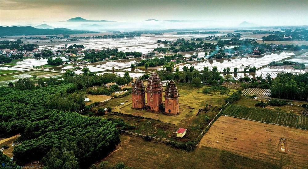 Tháp Dương Long có gì đặc biệt mà hút khách du lịch đến vậy?
