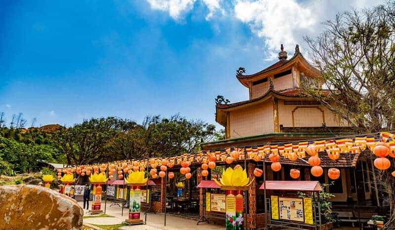 Tịnh xá Ngọc hòa được trang trí vô cùng bắt mắt để chuẩn bị cho lễ hội