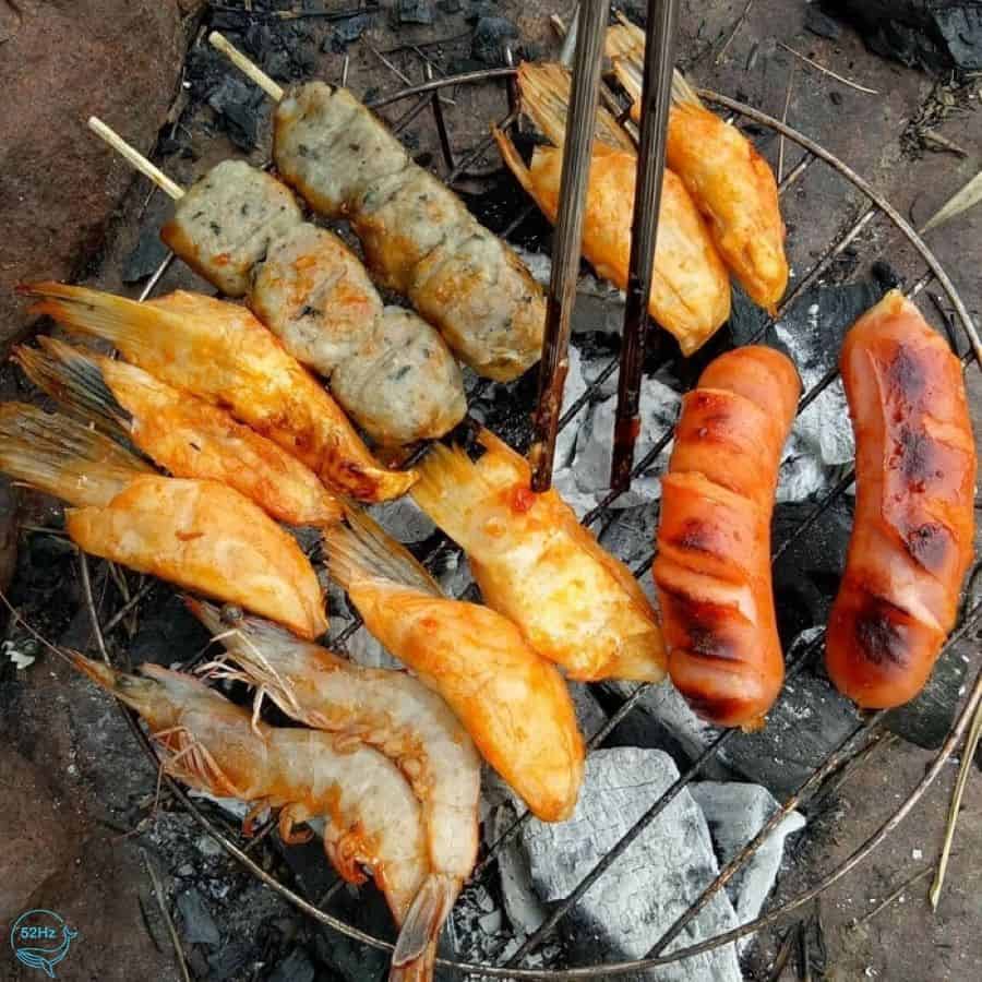 Du khách nên đem theo đầy đủ dụng cụ ăn uống và thức ăn để có thể tổ chức tiệc