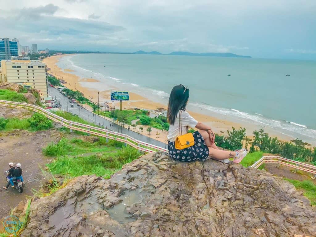 Mỏm đá view đường Thùy Vân và Bãi Sau